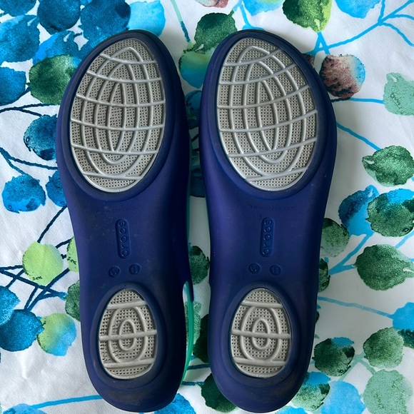 Discontinued CROCS jellies sandals in amazing blue and teal! Womens 11 - Picture 4 of 6